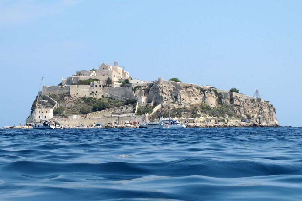 L'isola di San Nicola con il santuario di Santa Maria a Mare (Wikicommons)