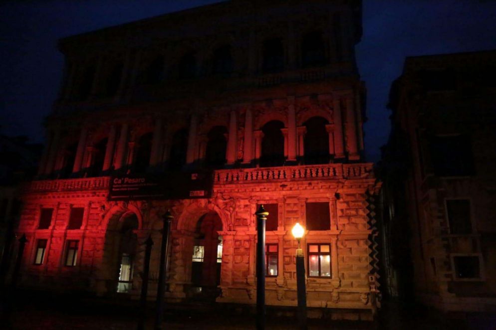 I luoghi più caratteristici di Venezia illuminati in occasione di "Venezia in rosso", inziativa del Patriarcato di Venezia e dell'associazione Aiuto alla Chiesa che soffre per ricordare le persecuzioni contro i cristiani. ANSA/UFFICIO STAMPA COMUNE DI VENEZIA