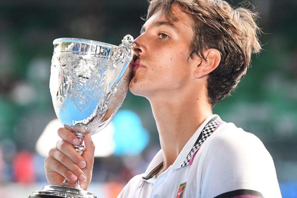 Lorenzo Musetti alza la coppa degli Australian Open juniores / Ansa