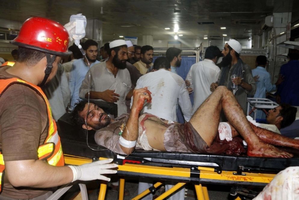 I soccorsi ai feriti nell'attacco rivendicato dai taleban (Ansa)