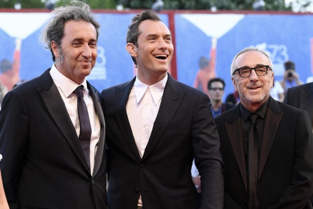 Paolo Sorrentino con Jude Law e Silvio Orlando nel cast di "The New Pope"