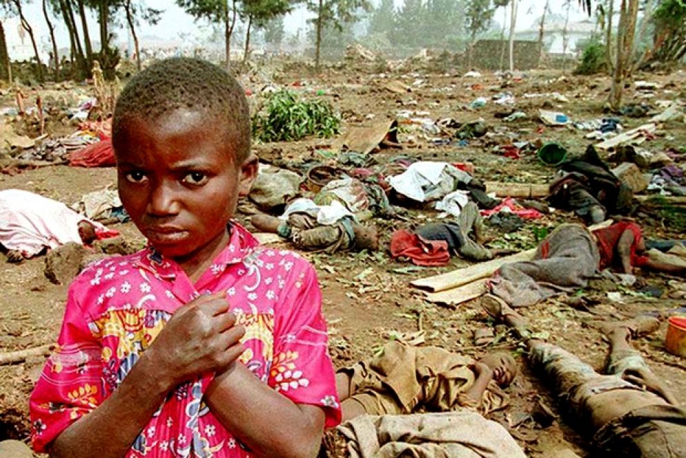 Il genocidio del 1994 in Ruanda: una giovane rifugiata cerca i corpi dei suoi congiunti tra quelli lasciati sul terreno (Ansa)