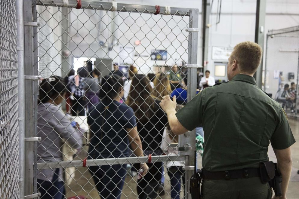 Un agente della polizia di frontiera accompagna i giornalisti nella struttura di McAllen in Texas (US Border Patrol)