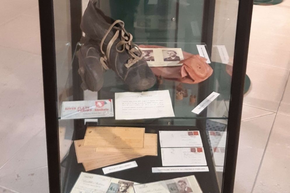 Alcuni cimeli della mostra "Aldo e Dino Ballarin e il Grande Torino" a Chioggia (foto Angela Calvini)