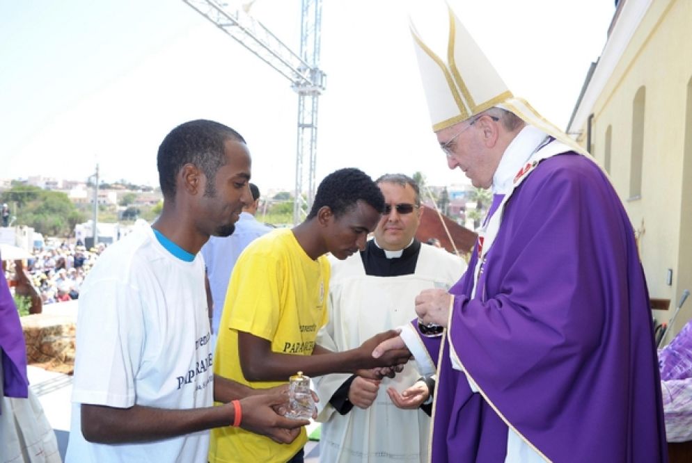8 luglio 2013 a Lampedusa il suo primo viaggio dopo l’elezione