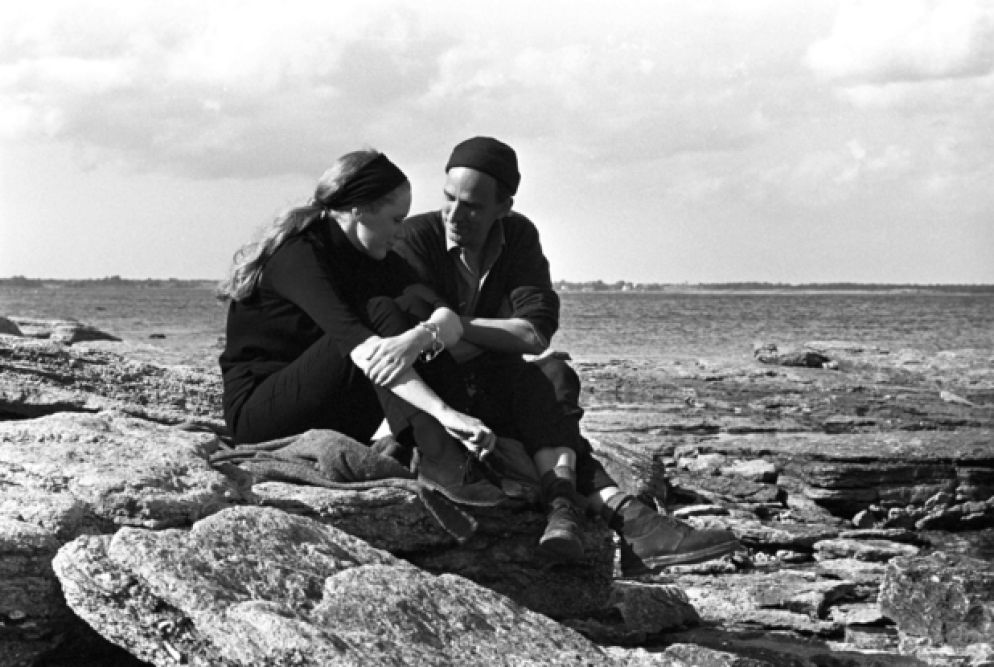 Sull'isola di Faro, in Svezia, durante le riprese di "Persona", primo film di Liv Ullmann diretta da Ingmar Bergman