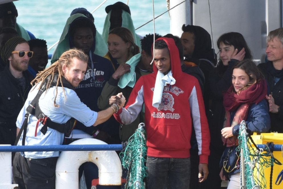 I migranti accolti dai soccorritori e volontari cominciano a sbarcare dalla Sea Watch nel molo di Levante del porto di Catania, 31 gennaio 2019 (Ansa)