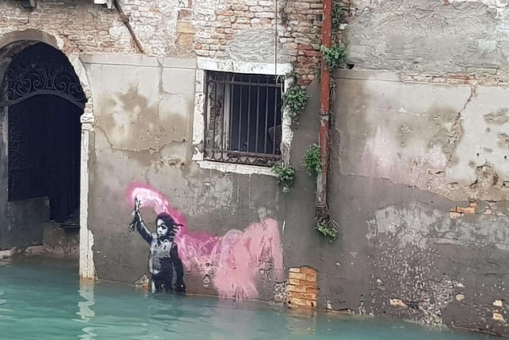 Il murale di Banksy semisommerso (Ansa)