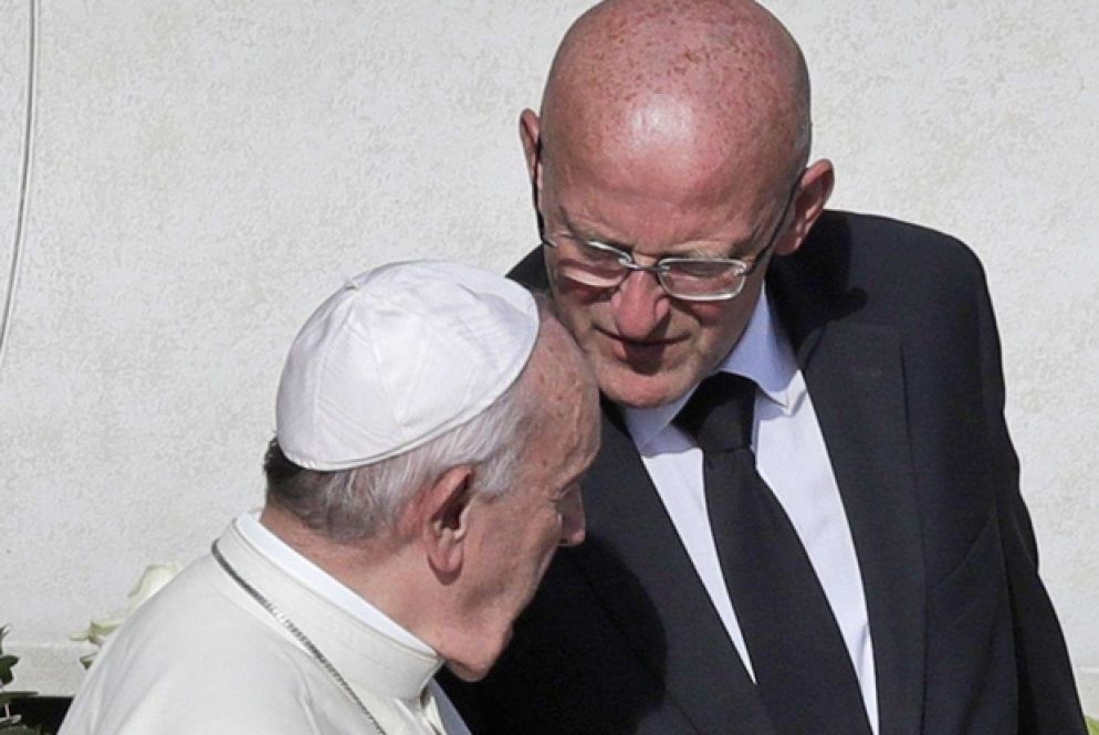 Papa Francesco con l'allora comandante della Gendarmeria vaticana Domenico Giani (Ansa)