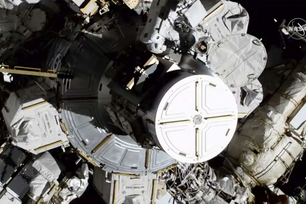 Le astronaute escono dalla Stazione Spaziale Internazionale (Ansa/Nasa)