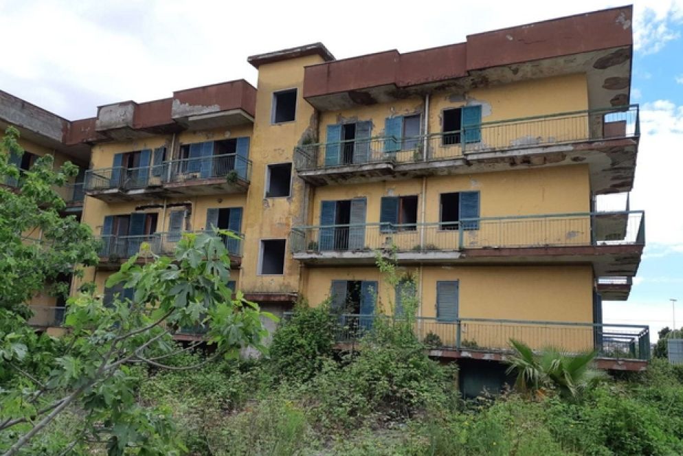 Tra i palazzi confiscati nel Parco Rea, c'è anche l'ex residenza del boss Francesco Rea e del suo clan