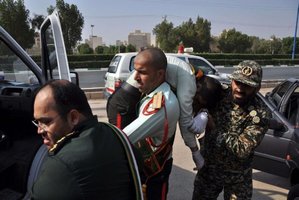 I primi soccorsi ai feriti nelle sparatorie (Ansa)