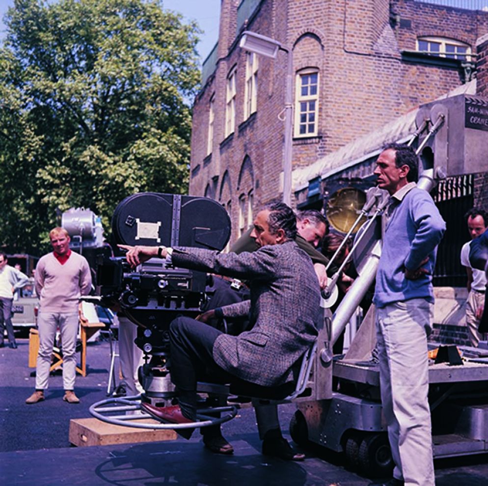 Michelangelo Antonioni impegnato nelle riprese (© Fondo Michelangelo Antonioni. Gallerie d’Arte Moderna e Contemporanea di Ferrara)