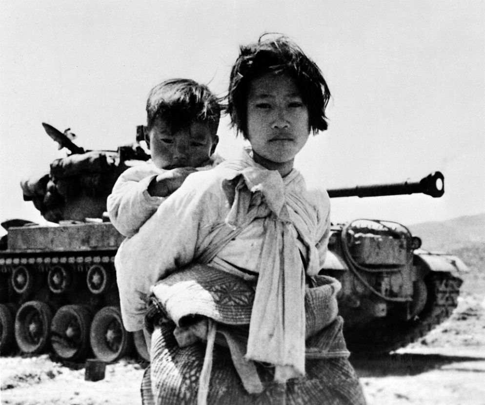 Ragazzina coreana con il fratello sulle spalle a nord di Seul durante la guerra di Corea, 1951 © courtesy UN Photo/United States Navy;