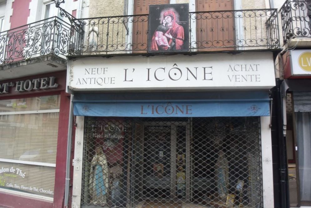 I commercianti di Lourdes attendono di poter riaprire i negozi dedicati alla devozione mariana