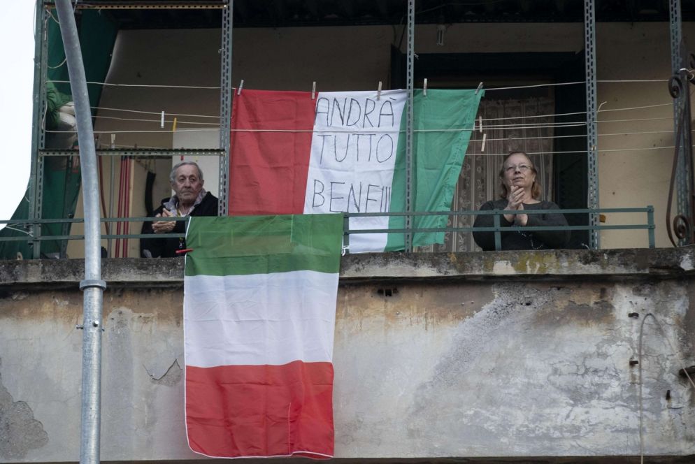 C'è chi ha applaudito e reso onore ai medici e agli operatori sanitari, a tutto il servizio sanitario nazionale, chi ha cantato in terrazzo, chi ha sventolato una bandiera, chi ha mostrato il disegno di un arcobaleno, chi ha scelto la musica, suonando una chitarra o una playlist da Spotify: è in questo modo che l'Italia ha provato a reagire, a restare a casa per fermare il contagio del coronavirus.