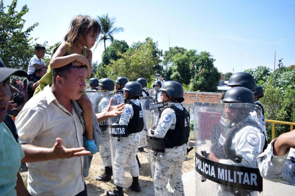 Gran parte della carovana è giunta nel fine settimana alla frontiera messicana, dividendosi in vari punti. La maggioranza è Tecún Umán, l’ultima città prima del rio Suchiate, oltre il quale c’è lo Stato messicano del Chiapas. “Siamo molto preoccupati – spiega padre Juan Luis Carbajal, responsabile della pastorale della mobilità umana della Conferenza episcopale guatemalteca in un'intervista al Sir -. Già 4mila persone sono alla frontiera con il Messico, e sto parlando solo di coloro che sono giunti a Tecún Umán, l’ultima città prima del rio Suchiate, nel dipartimento di San Carlos. Altri stanno cercando di entrare dal dipartimento del Petén nello Stato messicano del Tabasco. Ma ci dicono che altri 4mila stanno arrivando. Per noi gestire 8mila persone diventerebbe un grande problema umanitario. In questo momento stiamo facendo un grande sforzo, riusciamo a distribuire migliaia di pasti, grazie a un grande numero di generosi volontari. Il ponte sul fiume è come un imbuto, e praticamente nessuno passa”.