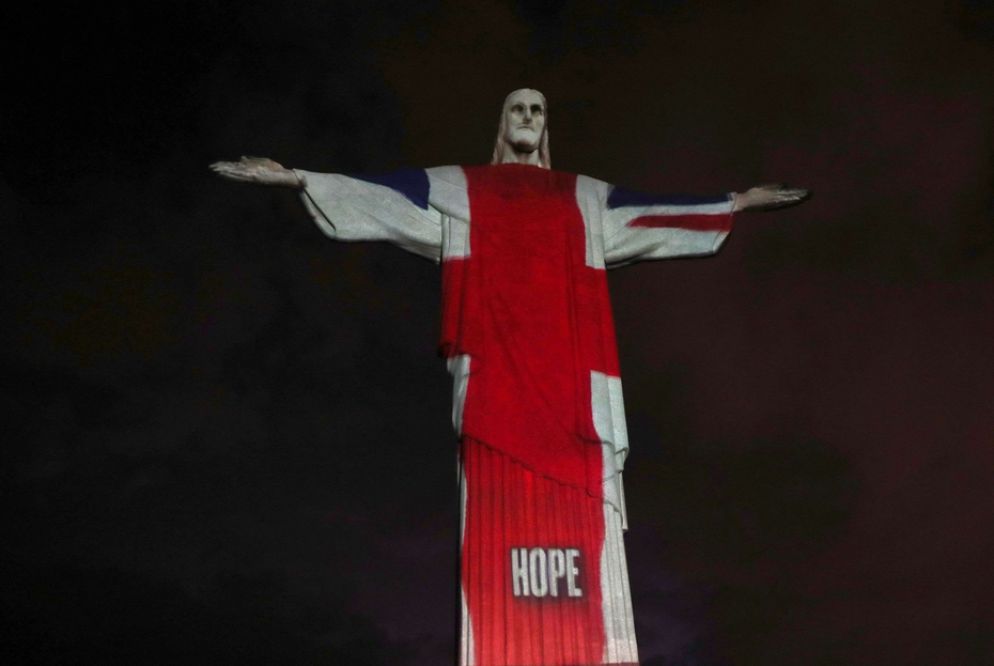 Sul Cristo è proiettata la bandiera britannica