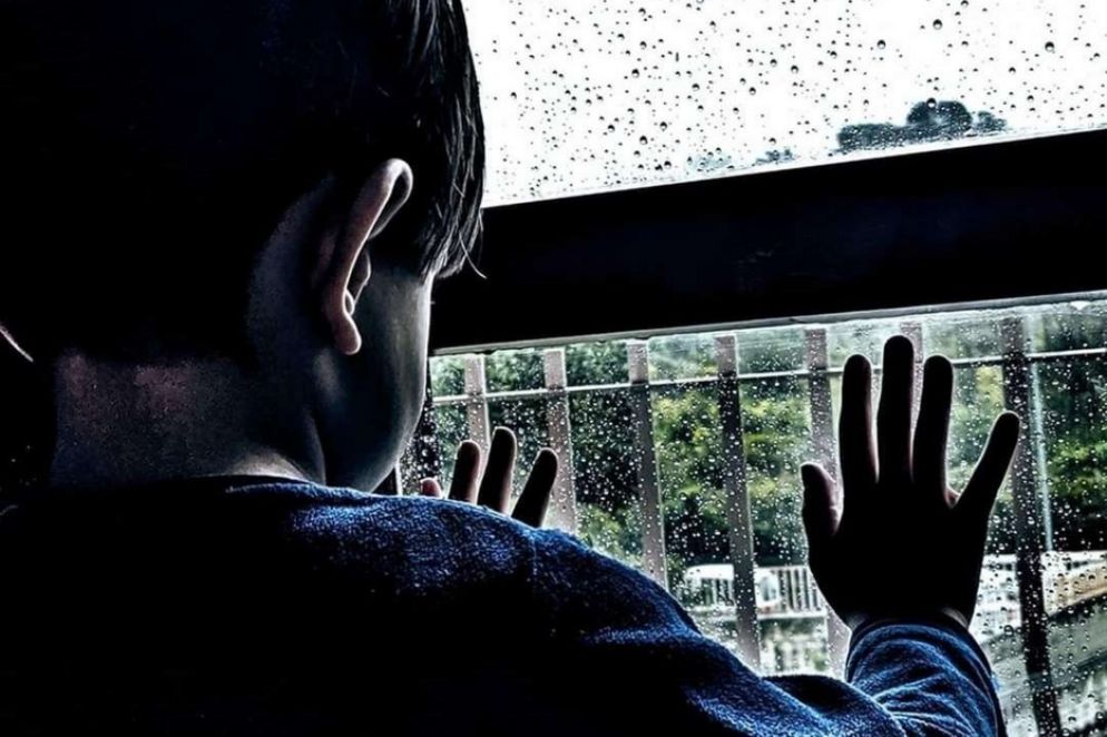 Come vedrà il mondo il pesciolino rosso che nuota nella boccia? Lui ti guarda con l'occhio spalancato, a volte anche la bocca. Poi con un guizzo di coda prende e se ne va. Chissà se ha mai desiderato uscire... Oggi piove, ma lo so: non potrei uscire neanche se fuori splendesse il sole