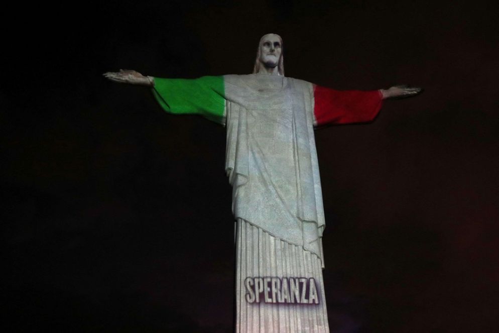 Il Cristo si veste di tricolore per l'Italia