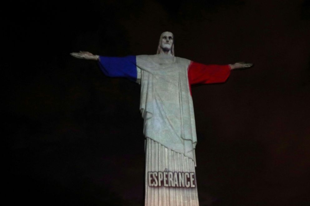 I colori della bandiera francese proiettati sul Cristo Redentore