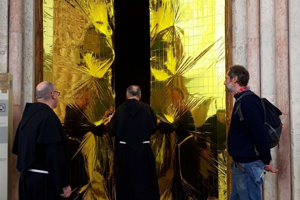 «Quello di Eldorato è un messaggio importante - ha affermato  il Custode del Sacro Convento di Assisi, padre Mauro Gambetti - che ci fa interrogare su cosa veramente dà ricchezza. L'oro abbellisce, ma la vera ricchezza sta nella gioia che noi possiamo portare o avere nel cuore, non è legata a un metallo. La gioia vera sta in quest'oro dei poveri, dove c'è la possibilità di stringere relazioni, stringersi insieme e sperimentare la gioia. Il messaggio è evocativo, simbolico, ma è anche reale. Indica il vero oro. È una tappa di avvicinamento al viaggio del Papa ad Assisi, si sposa molto bene con la prossima enciclica che Papa Francesco ci regala, firmandola ad Assisi. Il titolo è evocativo, Fratelli Tutti, ci dà un orizzonte di universalità entro il quale, senza distinzioni, siamo abbracciati».