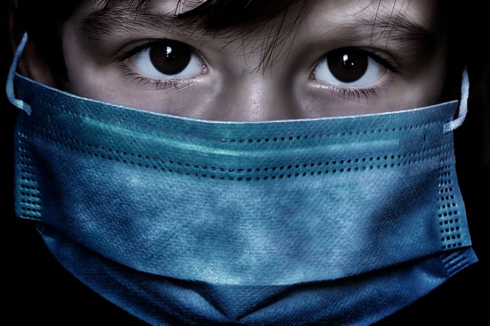 La mascherina è un travestimento? Un gioco in maschera? No, l'hanno imparato bene, i bambini, che la mascherina per proteggerci dal virus non ha nulla a che fare con i travestimenti. Anche se è stato proprio a Carnevale che tutto è cominciato. Quando nelle scuole lombarde alla festa in maschera, tanto attesa, si è sostituita una vacanza improvvisa, imprevista. Senza nemmeno il tempo di salutare insegnanti e compagni. No, non è stata una vacanza. Assomiglia più a un abbandono