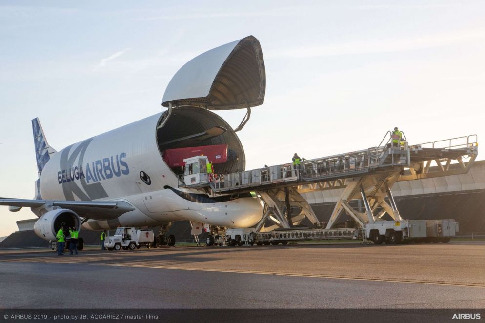 Un BelugaXL può caricare due ali di un Airbus A350WB. Il modello precedente, il BelugaST, ne poteva trasportare una sola