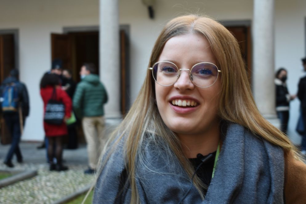 E’ un ingegnere biomedico, ha 25 anni e ha messo sul tavolo la sua opinione sugli “Affetti e dono di sé”. Letizia Losa viene dalla diocesi di Bergamo e dopo aver fatto la volontaria ad Haiti ha ancora molto da raccontare. “La vocazione è strettamente legata agli affetti, non solo cosa ognuno vuole fare da grande ma chi io voglia amare e come voglia farlo”. Ai tavoli quindi, c’è stato un vero e proprio confronto, dove tutte le posizioni sono state ascoltate. “C’erano punti di vista differenti che però trovavano sempre un punto di incontro. Tutti sono arrivati con proposte concrete e ognuno provava a migliorare la proposta dell’altro”, dice Letizia. Importante è stata la scelta di coinvolgere anche i genitori delle famiglie, nel dialogo sul tema dell’affettività, perché spesso purtroppo non sono formate”.