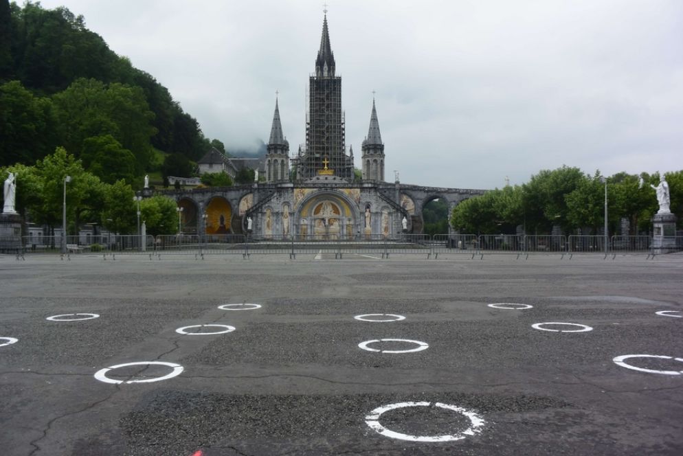 Una segnaletica bianca dipinta al suolo permetterà ai gruppi di fedeli di mantenere le distanze di sicurezza