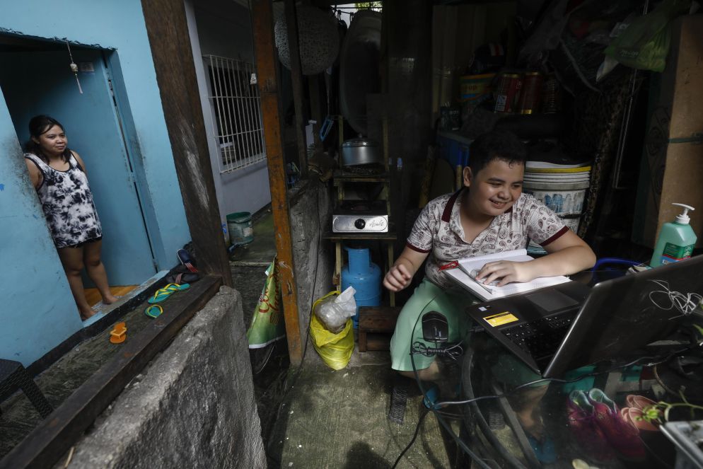 Kurt Dave, studente di tredici anni, partecipa alle attività online della sua scuola nelle Filippine. La scuola è iniziata formalmente il 13 settembre, ma milioni di studenti continuano a seguire le lezioni a distanza