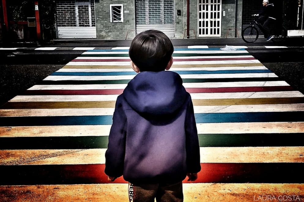 Non posso attraversare la strada da solo, è pericoloso. Eppure oggi non passa nessuno. Al massimo una bicicletta. Neanche ieri. Non passa mai nessuno. Lo vedo dalla finestra, io non esco. Mi piacerebbe, in quest'emergenza del coronavirus, provare ad attraversare la strada da solo. Sarebbe come essere più grande