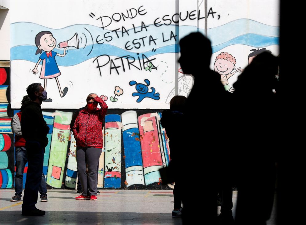 A Buenos Aires, in Argentina, un murales dice "Dove c'è la scuola, lì c'è la patria"