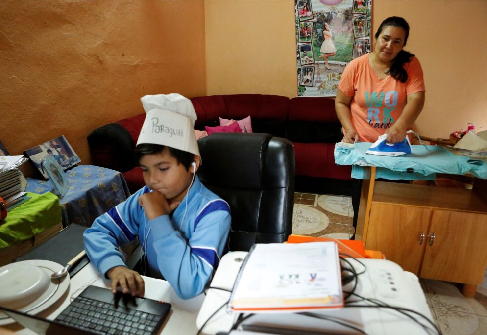 Luis, 9 anni, segue una lezione a distanza a San Antonio, in Paraguay