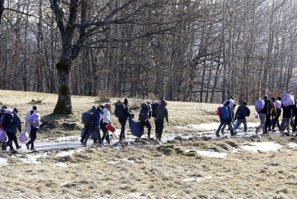 In marcia nel gelo, con la neve, attraverso i  boschi