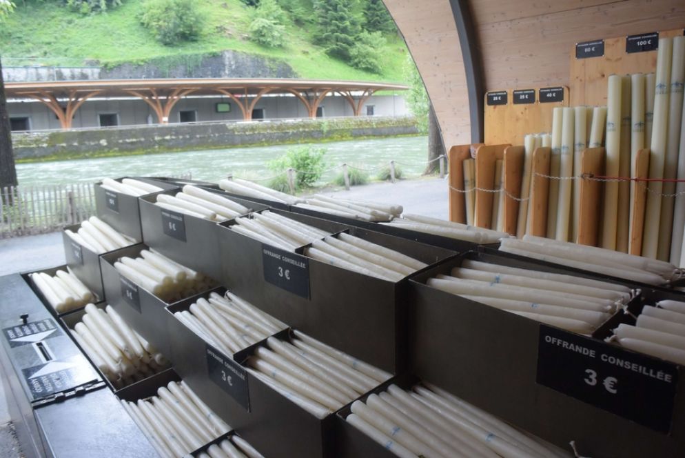 I fedeli potranno accendere all’aperto dei ceri, di fronte alla Grotta