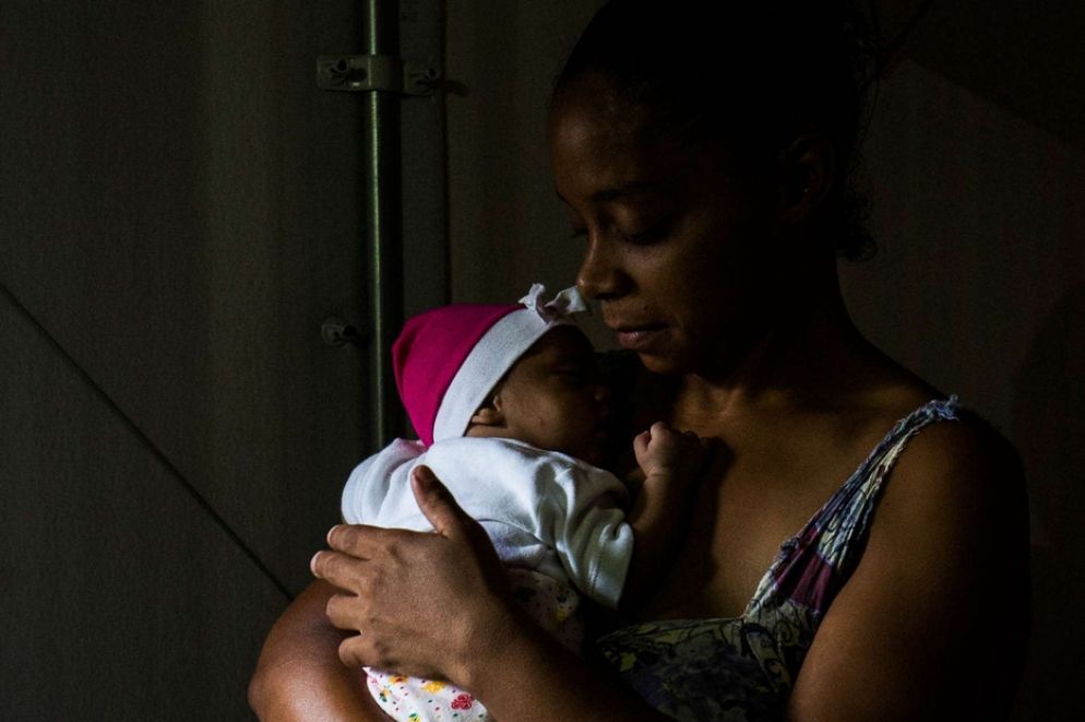 Rosangela, originaria della città di confine Santa Helena stringe tra le braccia la piccola Mia. I medici della città in cui viveva le hanno consigliato di partorire in Brasile