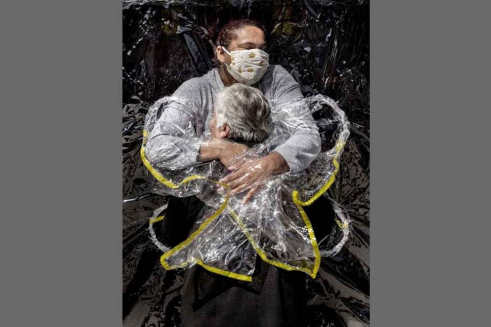 Rosa Luzia Lunardi (85 anni) viene abbracciata dall'infermiera nella casa di riposo di Viva Bem, a San Paolo, il 5 agosto 2020. L'anziana non riceveva un abbraccio da 5 mesi a causa della pandemia. Questa foto ha vinto la sezione General News