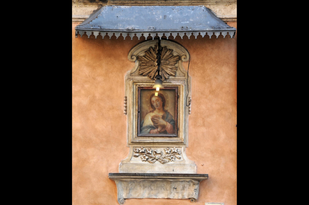 Madonna annunciata, XVII secolo, via delle Botteghe oscure, rione Sant'Angelo, Roma