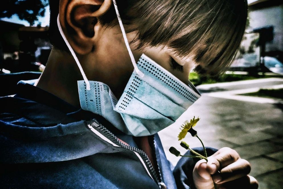 Come posso sentire il profumo di un fiore con la mascherina sopra il naso? In mancanza di uno dei cinque sensi, direbbe la maestra, si impara a usare meglio gli altri. Il fiore riesco a guardarlo, a toccarlo. Ascoltarlo? Non parla. Gustarlo? Meglio di no. Ma il suo profumo ci manca