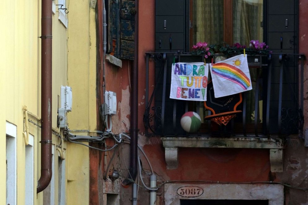 Da Milano a Roma, da Palermo a Genova e Venezia tantissimi i bambini che assieme alle loro famiglie si sono uniti all'iniziativa per tappezzare finestre e terrazze con messaggi colorati e di speranza. Un modo per sentirsi meno soli, per non arrendersi alla paura che è tanta soprattutto nel Nord Italia.