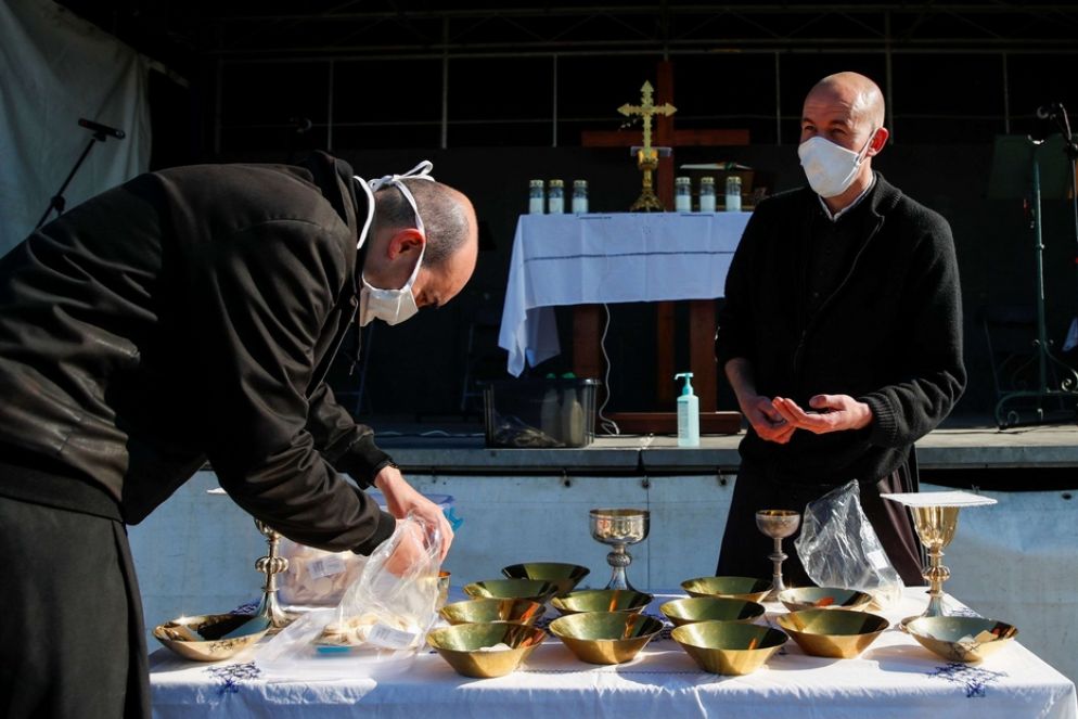 500 persone, sedute nelle loro 200 automobili, hanno partecipato domenica 17 maggio a una Messa celebrata in stile "drive in" dal vescovo della diocesi, a Chalons-en-Champagne, a est di Parigi.