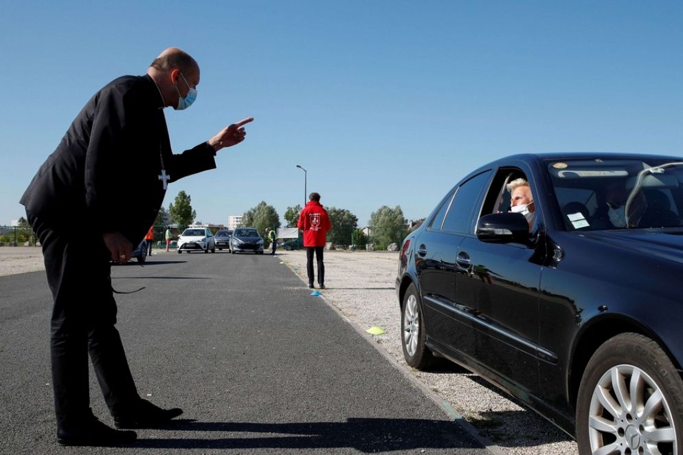 "Questa Messa in automobile non è una scorciatoia - ha commentato monsignor Touvet, vescovo di Chalons, autore dell'iniziativa - è una vera messa. È una vittoria della vita".