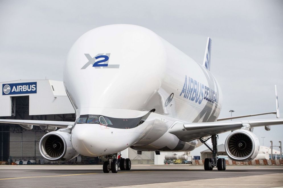 Il muso del BelugaXL, con la sua caratteristica forma e la cabina abbassata