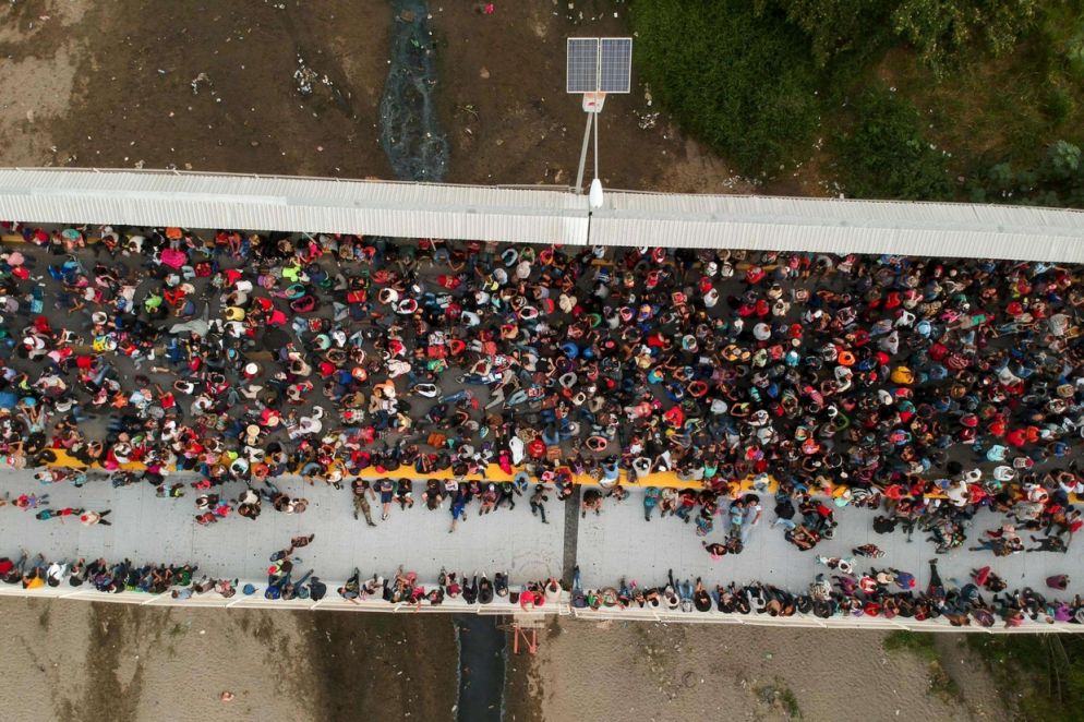 L’era delle “carovane” centroamericane era iniziata nell’autunno del 2018; a un primo esodo collettivo, che si era snodato fino a Tijuana, ai confini con la California, ne era seguito un secondo, e poi un terzo, e poi altri ancora. Lo scorso anno, l’accordo tra gli Stati Uniti e il Messico aveva “sigillato” le frontiere. Trump aveva anche firmato in estate un accordo con il Guatemala, definito “terzo Paese sicuro”. In pratica, i richiedenti asilo negli Usa avrebbero potuto attendere la risposta alla loro richiesta nel Paese centroamericano, così come accade per il Messico, in cambio di aiuti.