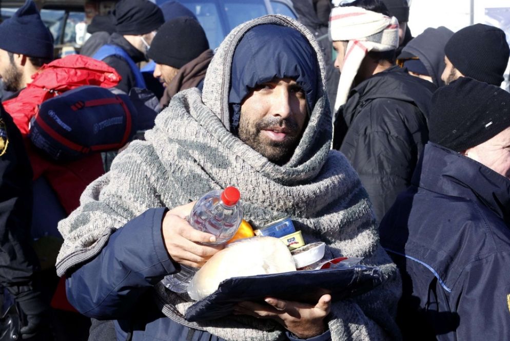 Un profugo riceve i viveri