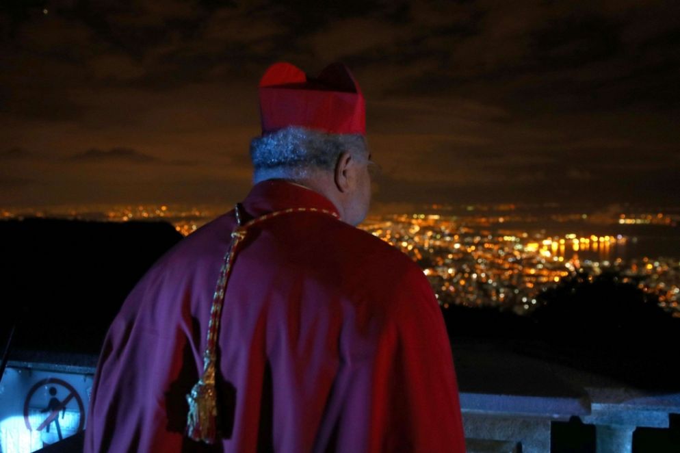 Il cardinale Orani Tempesta, ai piedi della statua del Redentore, osserva le luci di Rio deJaneiro