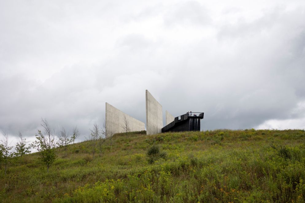 “Are you guys ready? Okay. Let's roll”, “Siete pronti ragazzi? Ok, diamoci dentro”. Disse così Tom Beamer, uno dei passeggeri del volo United Airlines 93, dopo aver recitato un “Padre Nostro” e il Salmo 63. Subito dopo, partirà all’assalto dei dirottatori, insieme ad altri passeggeri. La rivolta delle persone a bordo del volo evitò che il velivolo raggiungesse il bersaglio immaginato dagli attentatori, probabilmente la Casa Bianca o il Congresso. Ciò che accadde sull’aereo è stato ricostruito grazie alle numerose telefonate che i passeggeri riuscirono a fare dalla cabina dell’aereo. A bordo scoprirono che altri due aerei erano stati dirottati al World Trade Center, capirono di essere vittime di un attentato suicida e, uniti, decisero di agire di conseguenza. Attaccarono i dirottatori ma non riuscirono a prendere il controllo dell’aereo, che si schiantò vicino a Shanksville, in Pennsylvania. Tutti, passeggeri e dirottatori, morirono. Sul luogo dello schianto, il memoriale “Flight 93 National Memorial” li ricorda, in un prato e accanto a un bosco di cicuta. In foto: una parte del memoriale.