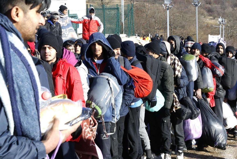 I migranti in fila per il cibo