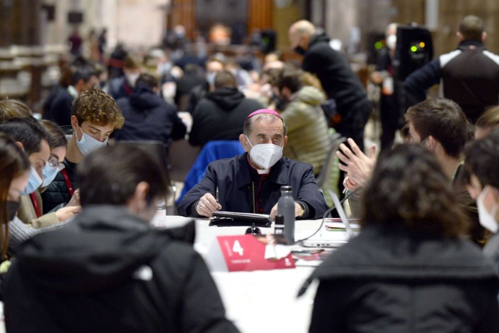 I 200 giovani ai tavoli erano tutti cattolici, ma seduti con loro metaforicamente c’erano anche le istanze di chi si è allontanato dalla Chiesa da tempo. I ragazzi prima di sedersi, infatti, avevano avuto un confronto con gli amici e conoscenti distanti dal contesto cattolico, per sapere di cosa avessero bisogno. E’ questo che ha reso il confronto così inclusivo.